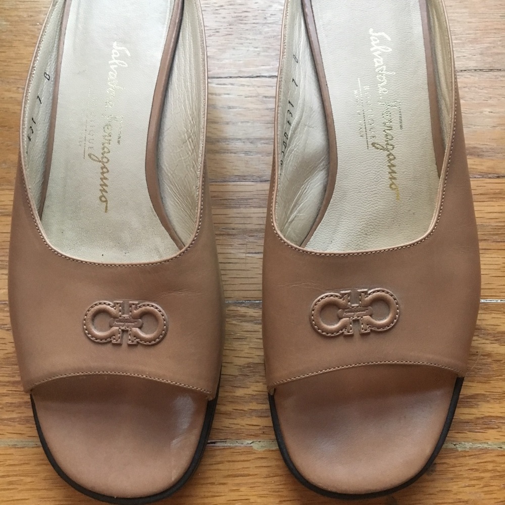 ❄️❄️Tan leather Salvatore Ferragamo sandals❄️❄️
